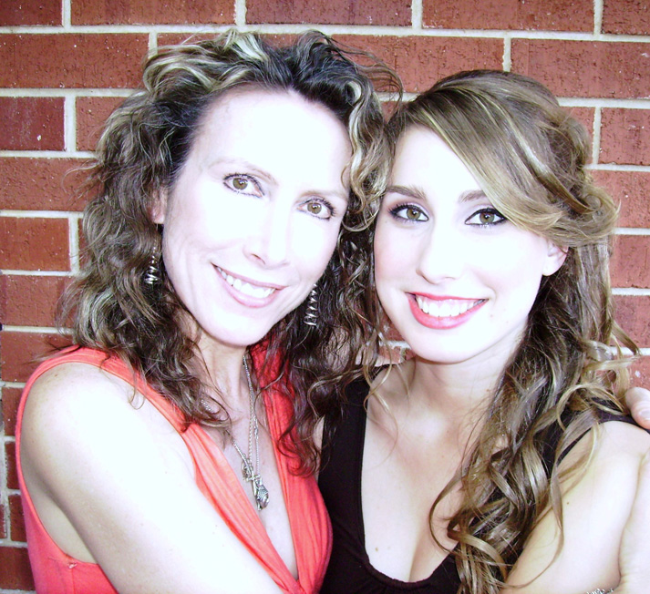 artist-model-marie-jonsson-harrison-and-model-daughter-hillivi-harrison-from-the-plains-producer photo of artist and former model marie jonsson harrison and her model daughter hillivi harrison