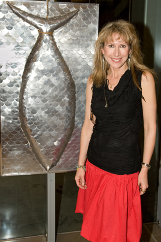 wall based sculpture made from 100's of aluminium discs covering a fish shape made from hebel and wood with artist marie jonsson harrison